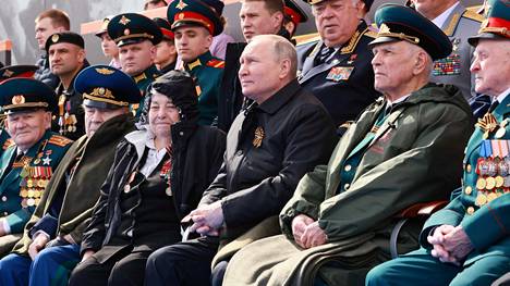 Presidentti Vladimir Putinin lähellä istui iäkkäitä sotaveteraaneja, mutta heistäkin vain muutama turvautui vilttiin.