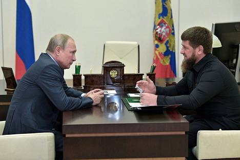 Tshetsheenijohtaja Ramzan Kadyrov (oik.) on ollut Vladimir Putinin luottomiehiä. Kadyrov oli ensimmäinen, joka arvosteli Venäjällä sotatapahtumia rajusti. Purkaus on saanut jatkoa monelta taholta.