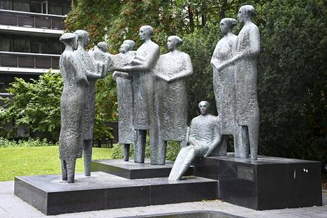Kansojen ystävyyden muistomerkki pystytettiin YYA-sopimuksen 35-vuotismuistomerkiksi vuonna 1983. Patsas sijaitsee Itäkeskuksessa.