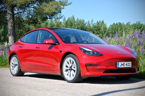 Noin 4,7-metrinen Tesla Model 3 on kutistettu versio Model S:stä – sähköistä kantamaa se silti tarjoaa isosti. Lähtöhinta Suomessa on saatu puristettua takavetoisena alle 50 000 euroon, joten autoon on mahdollista saada myös valtion hankintatuki.