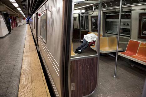 New Yorkin metro on normaalisti täynnä ihmisiä. Nyt väenpaljoudesta ei ole tietoakaan.