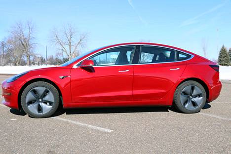 Teslan toistaiseksi halvimman eli alkaen-mallisen Model 3:n hinnasta lähti perjantaisen muutoksen myötä kolmisen tuhatta euroa. Käytännössä tämä tarkoittaa tasan 59 683 euron uutta hintalappua.