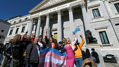 Transaktivistit juhlivat lain hyväksymistä parlamenttitalon edustalla Madridissa.