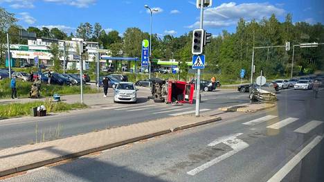 Maastoauto ja henkilöauto kolaroivat Espoossa.