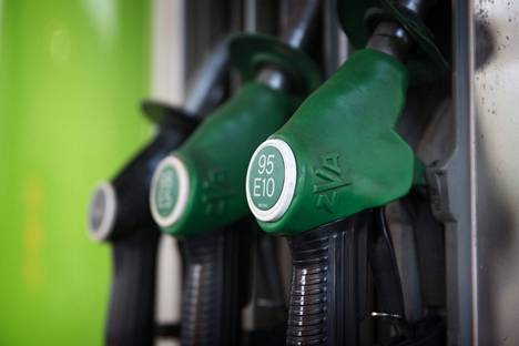 Iiris Suomelan mukaan bensan hinnan jyrkkä nousu osuu erityisen kovaa pienituloisiin.