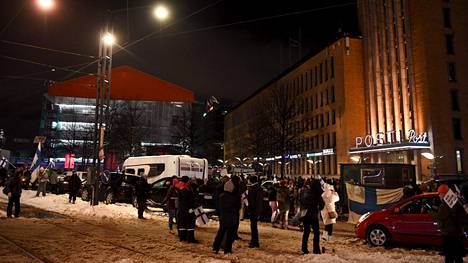 Lauantaina mielenosoittajat tukkivat liikenteen Mannerheimintiellä Postitalon kohdalla.