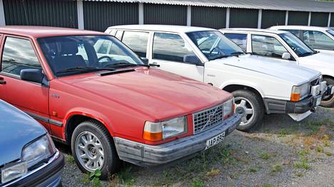 Vanhoja Volvoja kuvituskuvassa. Punainen Volvo on kutakuinkin vastaavanlainen kuin uutisessa mainittu auto.