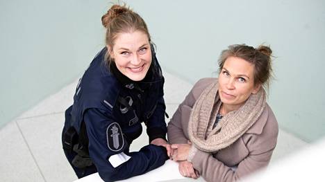 Laura Tervo (vas.) ja Emma Kylänpää työskentelevät Porvoon poliisissa, Emma tutkinnassa ja Laura kenttätyössä.