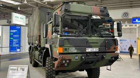 Rheinmetall MAN UTF vastaa suunnilleen Suomen käyttämiä Sisu Defence 6x6 ja Sisu Defence 4x4 -ajoneuvoja. Auton konekiväärijalusta näkyy hytin yläpuolella. Pituus 10,30 metriä, leveys 2,55 metriä ja korkeus 3,90 metriä.