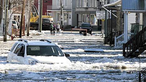 Auto tulvan keskellä Quebecissa Kanadassa. Sainte-Anne-joki on tulvinut jo kaksi päivää ja aiheuttanut yli 450 ihmisen evakuoinnin.