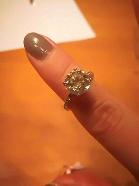 Kahvilatyöntekijän ansiosta timanttikorun omistaja saa sormuksen takaisin sormeensa.