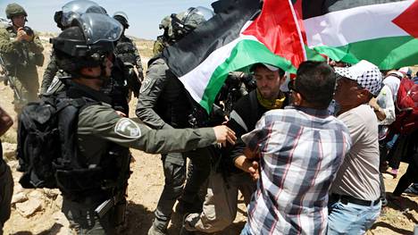 Palestiinalaiset mielenosoittajat käsirysyssä Israelin sotilaiden kanssa Länsirannalla 20. toukokuuta. 
