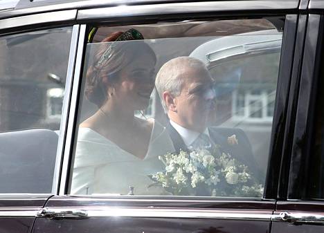 Prinsessa Eugenie oli yhtä hymyä istuessaan autossa matkalla hääkirkkoon yhdessä isänsä kanssa.