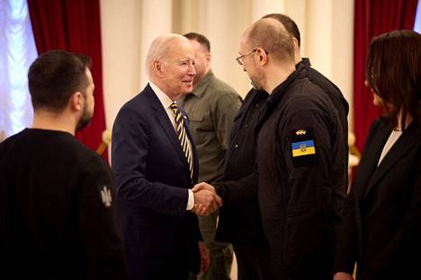 Yhdysvaltain presidentti Joe Biden tapasi Ukrainan johtoa maanantaina. Vasemmalla presidentti Volodymyr Zelenskyi ja Bidenia kättelemässä pääministeri Denys Shyhal. 