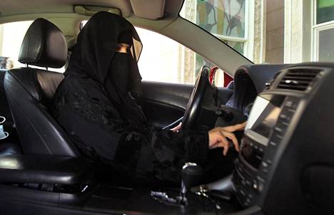 Saudi-Arabian kuningas antoi tiistaina määräyksen, jolla poistetaan kielto naisilta ajaa autoa. Kuva vuodelta 2013.