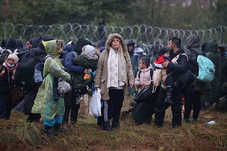 Puolan sisäministerin mukaan Valko-Venäjän rajalla on jo tuhansia ihmisiä.