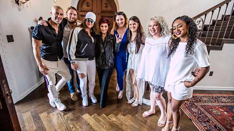 Sharon Osbourne ja yli 25-vuotiaiden X Factor -ryhmä tämän kotona Los Angelesissa, Yhdysvalloissa. Saara Aalto kuvassa kolmas oikealta.