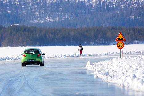 Kolin jäätiellä liikkuu vuorokaudessa jopa 500 ajoneuvoa ja reitti soveltuu myös kevyelle liikenteelle.