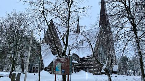 Место захоронения финских героев находится на территории церкви в Койвисто, на фото – справа. Каменные блоки надгробных плит в настоящее время полностью демонтированы по решению Выборгского городского суда.