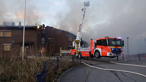 Laurinlahden tyhjillään oleva koulurakennus syttyi tuleen Espoonlahden kaupunginosassa perjantai-iltana.