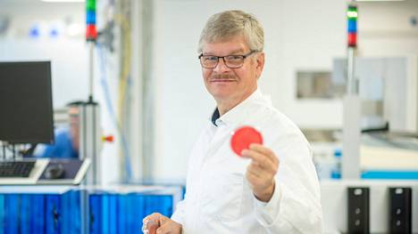 Pentti Huovinen on Turun yliopiston bakteeriopin professori ja Turun yliopistollisen keskussairaalan laboratoriotoimialueen ylilääkäri.