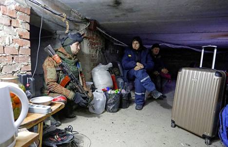 Venäläisten puolella taisteleva sotilas keskusteli henkilöstön kanssa Ukrainan hätäministeriön rakennuksessa.