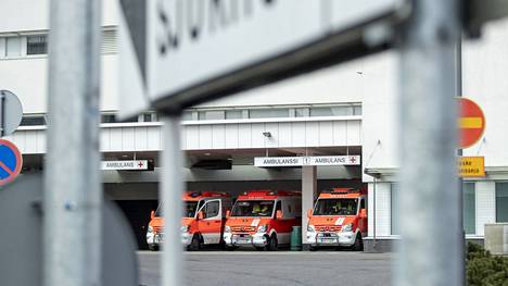 Ambulansseja Turun yliopistollisen keskussairaalan Tyksin T-sairaalan päivystyksen ulkopuolella huhtikuussa.