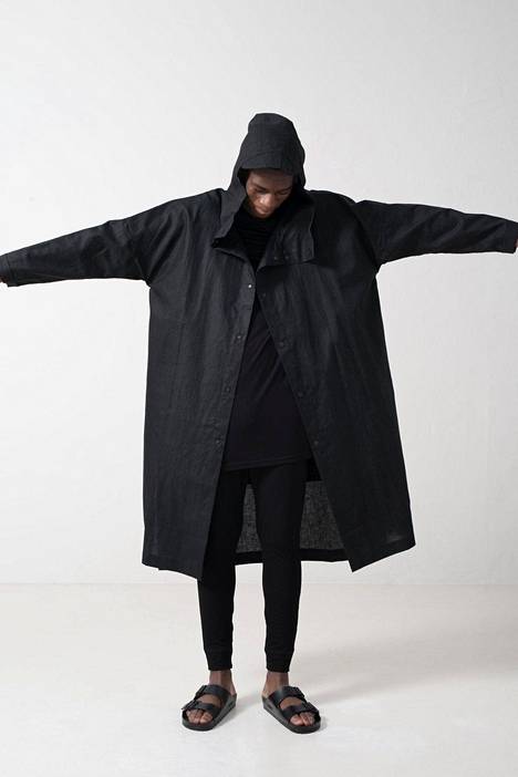 Suomalaismiesten trendikkäimpiin vaatemerkkeihin kuuluu tummanpuhuvaa ja modernia tyyliä edustava Nomen Nescio. Sen vaatteista voisi vetää päälleen mitä tahansa. Takki 380 €.
