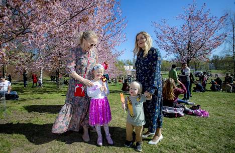 Galina Bagyra, tytär Ivanna Bagyra ja lapset Kristian ja Emilia Roihuvuoren Kirsikkapuistossa.