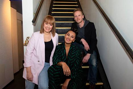 Laura Holmström, Susani Mahadura ja Einari Saarinen panevat suomalaisten kaoottisia koteja uuteen uskoon Maikkarin uutuusohjelmassa.