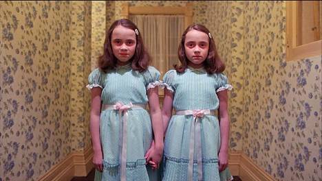 Louisa ja Lisa Burns esittivät Hohto-elokuvassa aavemaisia kaksosia.