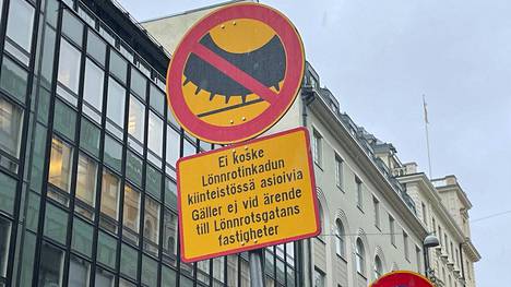 Suomessa ennennäkemättömällä uudella merkillä ilmoitetaan nyt Helsingin Lönnrotinkadun nastarengaskiellosta. Muualta nastakieltomerkkejä ei löydy – ainakaan vielä.