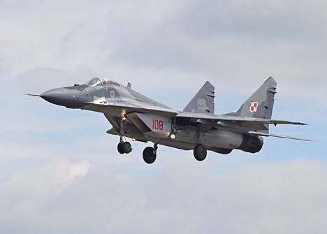 Puolan ilmavoimien MiG-29A laskeutumassa Fairfordin lentotukikohtaan Britanniassa vuonna 2016.