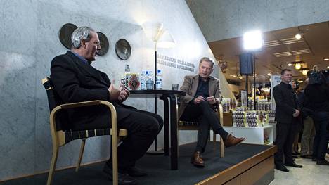 Paul Auster Sauli Niinistön haastattelussa Helsingin Akateemisessa kirjakaupassa syksyllä 2017.