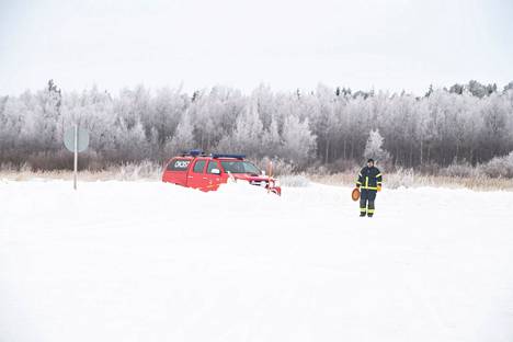 Pelastuslaitos ohjasi liikennettä jäätien Hailuodon puoleisessa päässä heti onnettomuuden jälkeen.