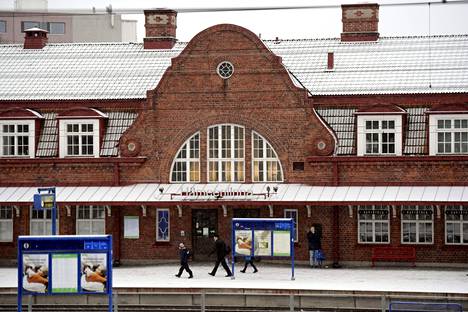 The present red brick station building of Hameenlinna was completed in 1921.  The station is surrounded by a linden park.