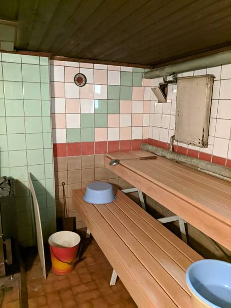 Tanjan mukaan laatoitettu sauna tarjoaa pehmoisen mukavat löylyt. 