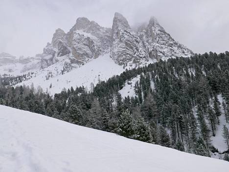 Pohjois-Italia tarjoaa jylhät puitteet laskettelijoille. Kuvassa maisemia Val Gardenan alppikylä Etelä-Tirolissa. 