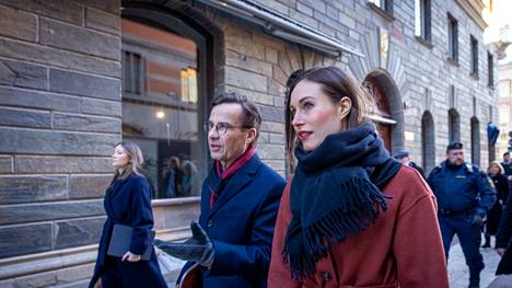 Pääministerit päättivät kävellä yhtä matkaa lehdistötilaisuuteen Tukholman aurinkoisen sään saattelemana.