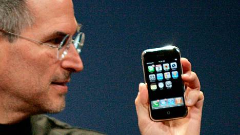 Steve Jobs esitteli ensimmäisen iPhonen vuonna 2007. Koko ruudun kosketusnäyttö oli katseenvangitsija.