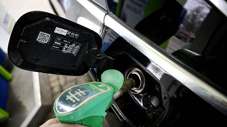 95-oktaanisen bensiinin litrahinta oli maanantaina Polttoaine.net-sivuston mukaan halvimmillaan 1,768 euroa ja kalleimmillaan 2,044 euroa.