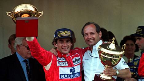 Ayrton Senna ja Ron Dennis juhlivat McLarenin voittoa Monacossa 1993.