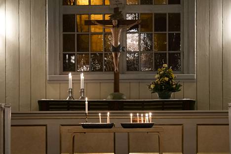 Kirkossa sytytettiin kynttilöitä tragediassa kuolleiden muistolle. 