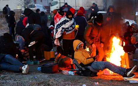 Pakolaiset jäätyneellä pellolla Puolan Medykan rajatarkastusasemalla 1. maaliskuuta 2022. 