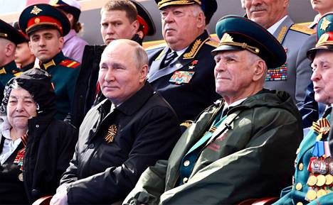 Venäjällä vietettiin voitonpäivää 9. toukokuuta näyttävin menoin. Juhlallisuuksiin osallistui myös presidentti Putin.