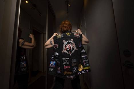 Rantasen farkkuliiviä koristaa lukuisat eri heavy metal -bändien kangasmerkit. Keskellä isoimpana on Rantasen lempibändi Slayer.