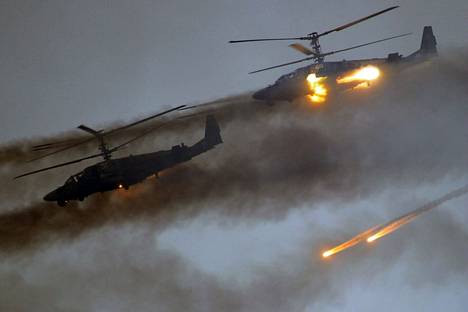 Venäjän suuri Zapad 21 -sotaharjoitus huipentuu viikoksi, mutta paljon on tapahtunut jo sitä ennen. Kuvassa helikopterit lentävät Zapad-sotaharjoituksessa vuonna 2017.