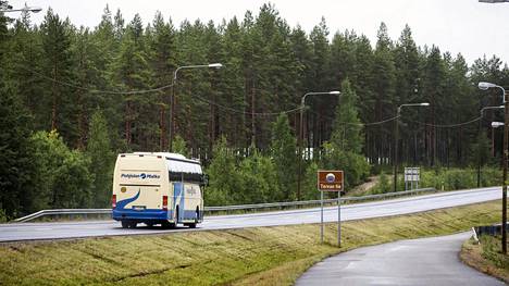 Linja-auto ajaa Kuhmo-Kajaani-välillä elokuussa 2013. Kuvituskuva.