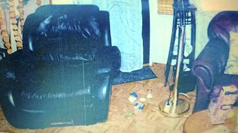 Tällä nojatuolilla mies tukki äitinsä pääsyn ulos asunnosta, jossa mies oli ensin murhannut isänsä.