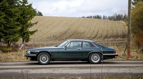Klassikkoautojen kauppaan erikoistunut Harri Asunta porhalsi Paippisiin vuoden 1989 Jaguar XJ-S Coupélla.